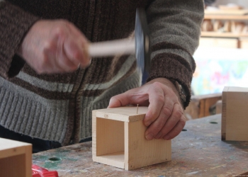 łączenie elementów pudełka z drewna.
