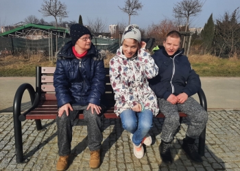 Pogawędka na ławeczce.