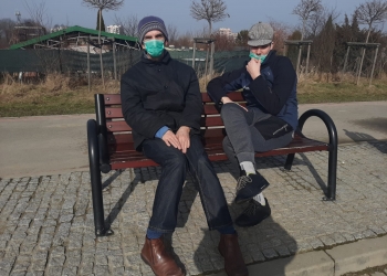Pogawędka na ławeczce.