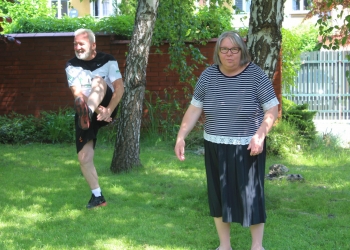 Ćwiczenia ruchowe w ogrodzie.