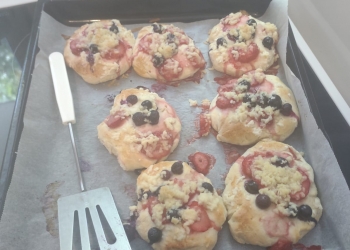 Drożdżówki z owocami.
