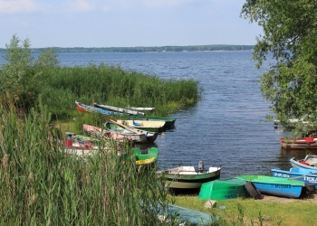 Łodzie na brzegu jeziora. 