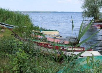 Łodzie na brzegu jeziora.