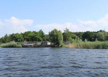 Widok na brzegi jeziora.