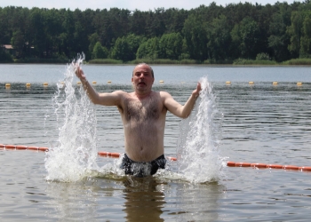 Kąpiel w jeziorze.