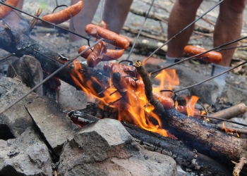 Pieczenie kiełbaski nad ogniskiem.