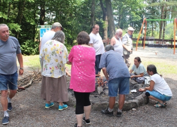 Pieczenie kiełbaski nad ogniskiem.