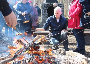 Pieczenie kiełbasek.
