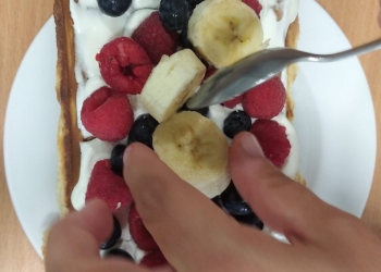 Dekorowanie gofrów owocami.