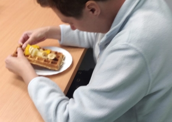 Gofry z owocami i bitą śmietaną,