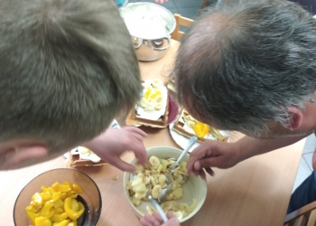 dekorowanie gofrów owocami.