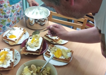 Dekorowanie gofrów owocami.