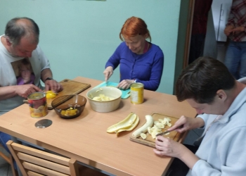 Krojenie owoców do gofrów.