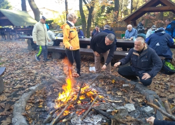 Smażenie kiełbaski.