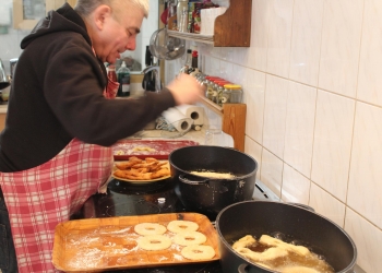 Smażenie oponek i faworków.