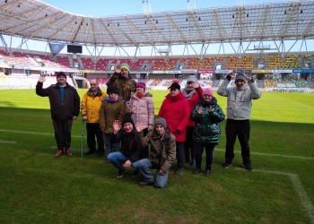 Zwiedzamy stadion miejski.