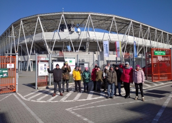 Zwiedzamy stadion miejski.