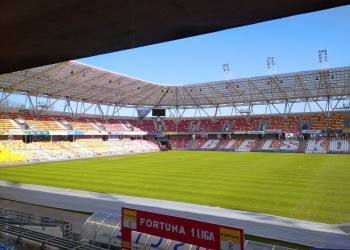 Zwiedzamy stadion miejski.