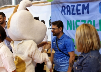 Wręczanie pamiątkowych medali.