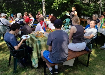 Piknik Rodzinny w ogrodzie.