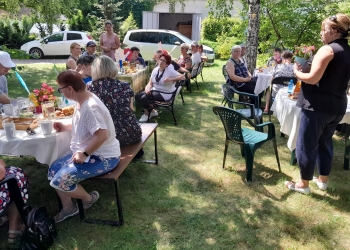 Piknik Rodzinny w ogrodzie.