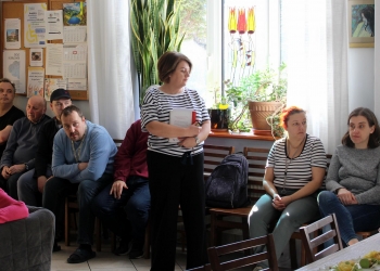 Pani dyrektor przemawia do zgromadzonych w salonie Uczestników. 