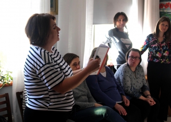 Pani dyrektor przemawia do zgromadzonych w salonie Uczestników. 