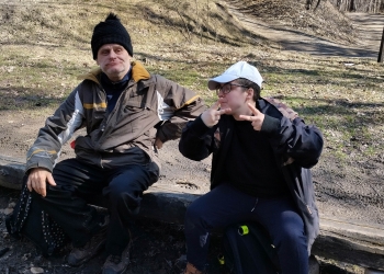 Uczestnicy wycieczki odpoczywają, rozmawiając ze sobą.