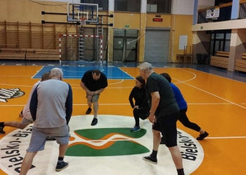 Ćwiczenia w hali sportowej.