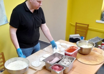 Pan Michał prowadzi warsztaty, pokazując i omawiając kolejność czynności.
