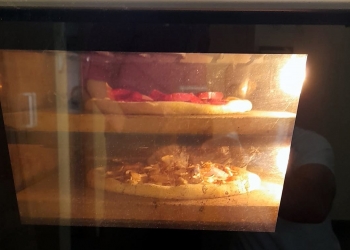 w piekarniku piecze się pizza.
