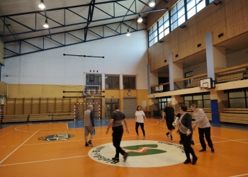 Ćwiczenia w hali sportowej.