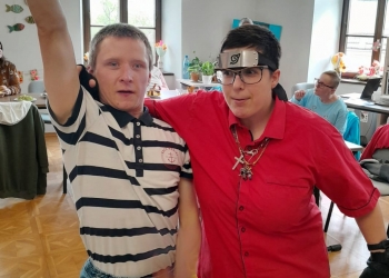 Dwie osoby pozują do zdjęcia.