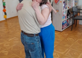 Para tańczy na parkiecie.