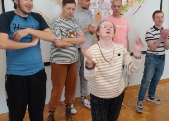 Uczestnicy spotkania biorą udział w zabawie.