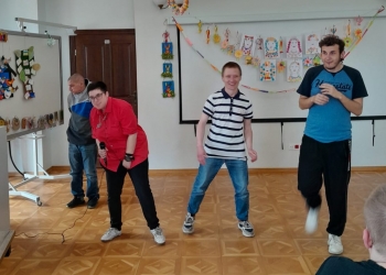 Tańczące osoby na parkiecie.