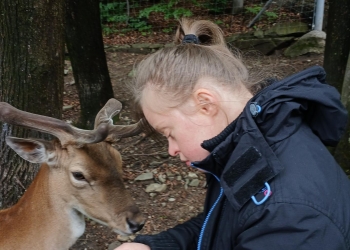 Uczestniczka wycieczki karmi zwierzę - daniela.