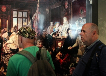 Zwiedzanie ekspozycji w Kościele Dominikanów.