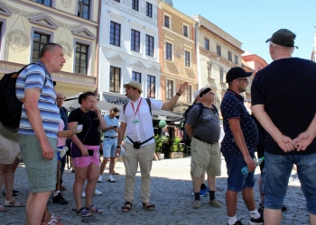 Zwiedzanie starówki. W tle zabytkowe kamienice Lublina.