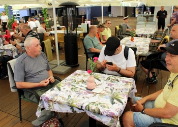 Chwila odpoczynku w kawiarni.