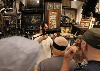 Przewodnik pokazuje stare fotografie.