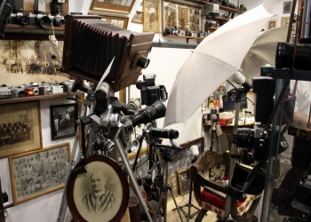 Zabytkowe aparaty, obiektywy oraz akcesoria fotograficzne.