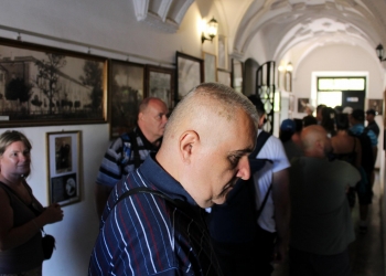 Zwiedzanie wystawy starych fotografii Zamościa.