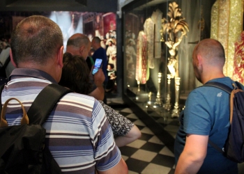 Zwiedzanie ekspozycji w Kościele Dominikanów.