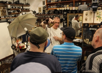 Przewodnik opowiada o historii fotografii, o sprzęcie fotograficznym.