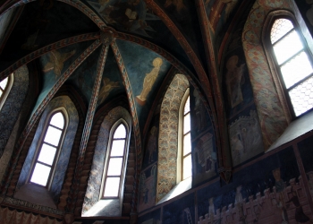 Sklepienie kaplicy razem z oknami.