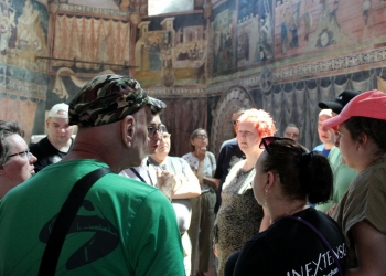 Przewodnik opowiada zwiedzającym historię kaplicy i fresków.