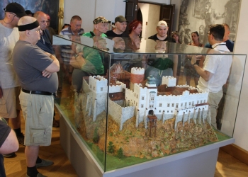 Zwiedzający oglądają makietę zamku lubelskiego.