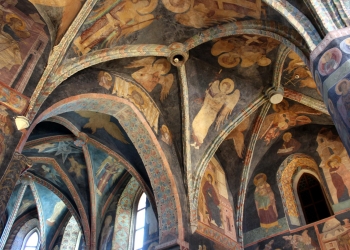 Wnętrze Kaplicy Trójcy Świętej. sklepienie ozdobione jest freskami.