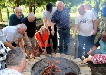 Pieczenie kiełbaski na ognisku.